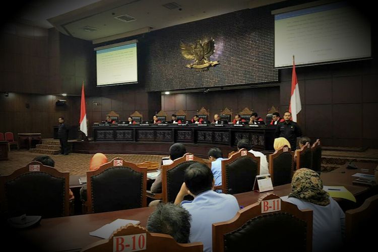 Ketua Mahkamah Konstitusi Arief Hidayat bersama delapan hakim konstitusi lainnya dalam sidang putusan atas beberapa uji materi. Sidang digelar di ruang sidang utama MK, Jakarta Pusat, Selasa (30/5/2017).