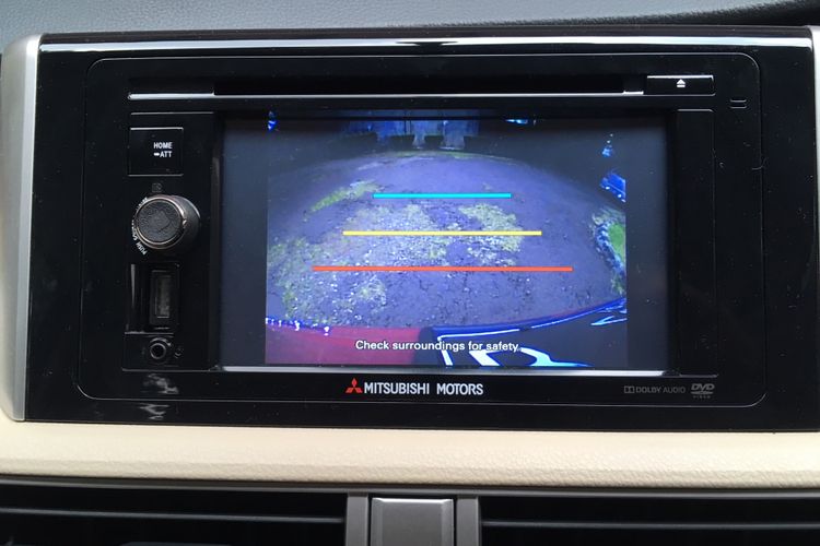 Head unit Mitsubishi Xpander dapat berfungsi sebagai monitor area belakang saat mundur