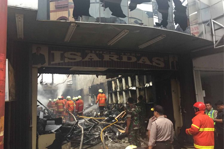Sebuah ruko tekstil di Kompleks Pasar Baru, Jakarta Pusat terbakar pada Selasa (27/2/2018).