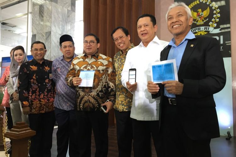 Pimpinan DPR RI dan pimpinan masing-masing fraksi bersama Direktur Jenderal Pajak Robert Pakpahan saat menyatakan penyampaian laporan Surat Pemberitahuan Tahunan (SPT) pajak tahun 2017 di gedung DPR/MPR RI, Jakarta Pusat, Kamis (8/3/2018).