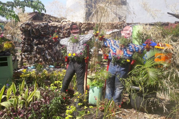 Orang-orangan sawah bersosok Anies Baswedan dan Sandiaga Uno terdapat di Kampung Anies-Sandi, Tanjung Priok, Jumat (13/4/2018).