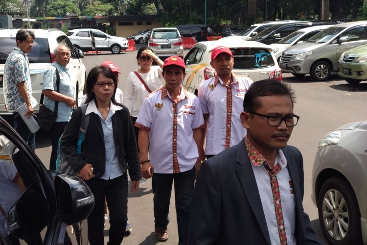 Stedi Watung (37) korban oersekusi kelompok kaos #2019GantiPresiden datang memberikan keterangan dan barang bukti kasus yang menimpanya di Direktorat Reserese Kriminl Umun Polda Metro Jaya, Senin (7/5/2018)