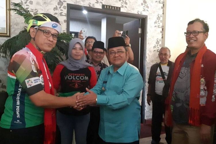Bupati Gorontalo Utara (Gorut) Indra Jasin menerima rombongan dari Kementerian Pemuda dan Olahraga (Kemenpora) yang dipimpin oleh Deputi III bidang Pembudayaan Olahraga, Dr. Raden Isnanta M.Pd, dalam rangka event Sepeda Nusantara, Jumat (10/8/2018).