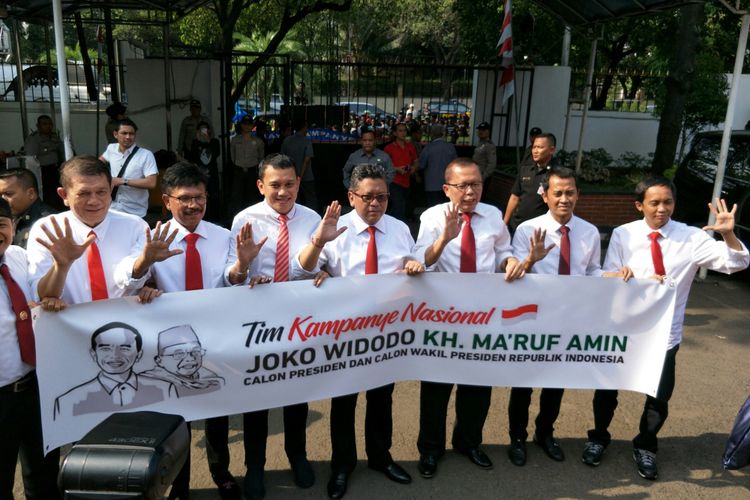 Para sekjen partai pengusung Joko Widodo-Maruf Amin tiba di Kantor Komisi Pemilihan Umum (KPU) untuk menyerahlan daftar anggota tim sukses