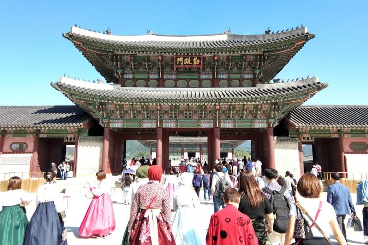 Istana Gyeongbok atau Gyeongbokgung Palace di sebelah utara kota Seoul, Korea Selatan. Istana ini termasuk dari 5 istana besar dan merupakan yang terbesar yang dibangun oleh Dinasti Joseon tahun 1395. Istana ini jadi salah satu tempat wisata favorit yang dikunjungi turis Indonesia. 