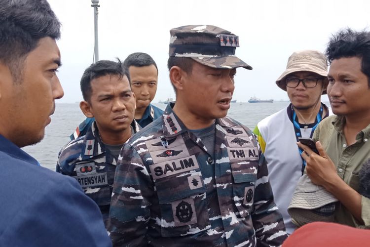Kolonel Laut (P) Salim Komandan Satuan Kapal Patroli Lantamal III Jakarta di atas KRI Sikuda, yang sedang berlayar menuju perairan Karawang, Jawa Barat, Jumat (2/11/2018).