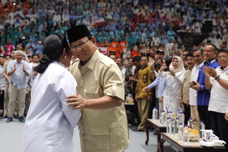 Prabowo Subianto dan Titiek Soeharto saling mencium pipi kanan dan kiri dalam acara pembekalan relawan Pilpres 2019 di Istora Senayan, Jakarta, Kamis (22/11/2018). 