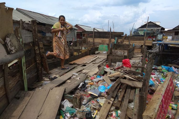 Kondisi sampah berserakan di pesisir tepatnya di Belakang Gudang Lelang atau tempat Pelelangan ikan di Teluk Betung, Kota Bandarlampung.