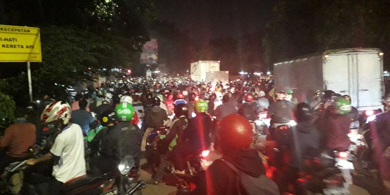 Kemacetan parah terjadi di depan Stasiun Cakung pada Selasa (2/4/2019) malam menyusul gangguan KRL antara Cakung dan Bekasi.(KOMPAS.com/ ARDITO RAMADHAN)