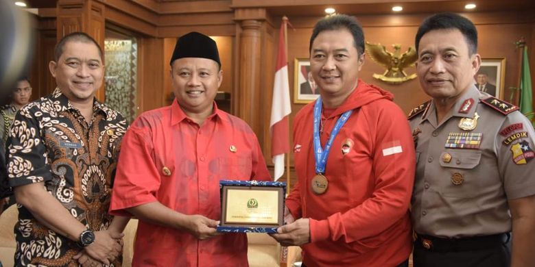 Wakil Gubernur Jawa Barat Uu Ruzhanul Ulum saat memberikan apresiasi dan penghargaan kepada tiga pebulutangkis asal Jabar yang meraih medali emas Para-Badminton 2019 di Gedung Sate, Kota Bandung, Jumat (30/8/2019).