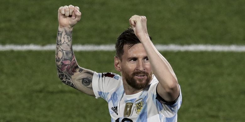 Kapten timnas Argentina Lionel Messi melakukan selebrasi usai membobol gawang Uruguay pada laga lanjutan Kuaifikasi Piala Dunia 2022 Zona Amerika Selatan di Stadion El Monumental, Buenos Aires, Senin (11/10/2021) pagi WIB.