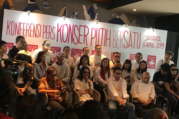 Sejumlah musisi dan seniman saat konferensi pers pagelaran Konser Putih Bersatu di GBK 13 April 2019 mendatang. Konferensi pers diadakan di Gedung BTPN, Kuningan, Jakarta Selatan, Senin (8/4/2019).
