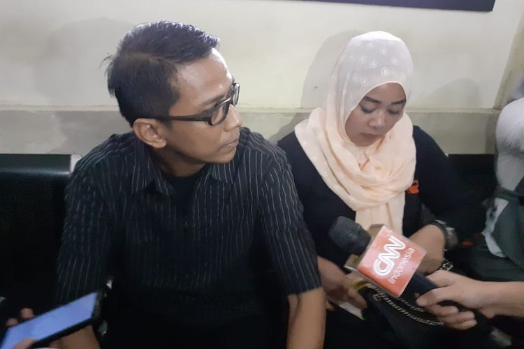 Dody Sudrajat (kiri) menjenguk artis VA di Pengadilan Negeri Surabaya, Kamis (9/5/2019)