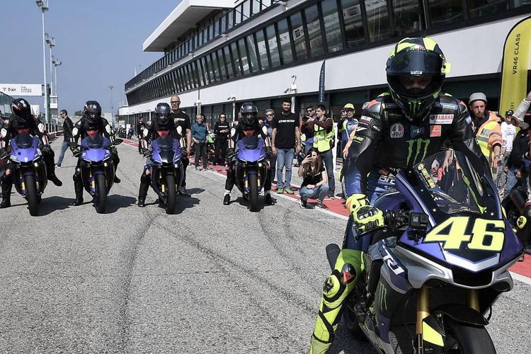 Valentino Rossi memberikan praktek balap menggunakan Yamaha R1 pada peserta Dainese Riding Master Misano.