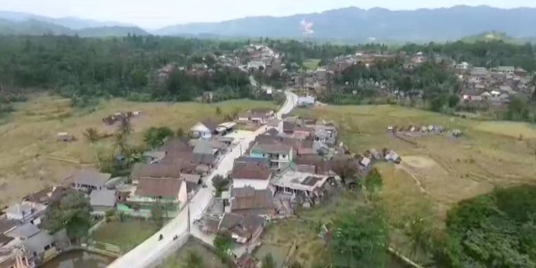 Nampak dari atas Ruas Jalan Cipanas-Warung di Kabupaten Lebak, Banten yang sudah dibangun