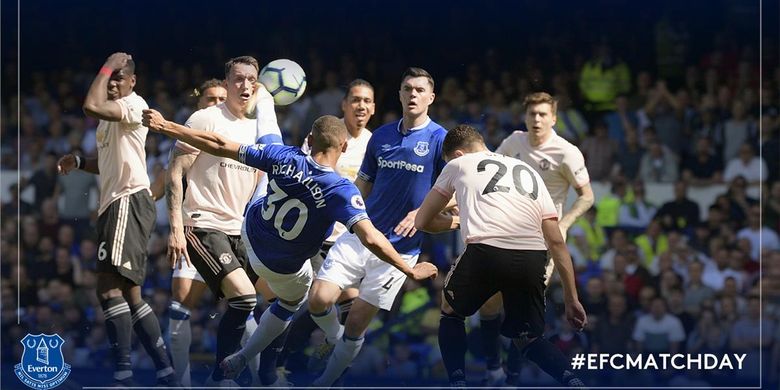 Penyerang Everton, Richarlison, melakukan tendangan akrobatik untuk menjebol gawang Manchester United dalam pertandingan Liga Inggris di Stadion Goodison Park, Minggu (21/4/2019).