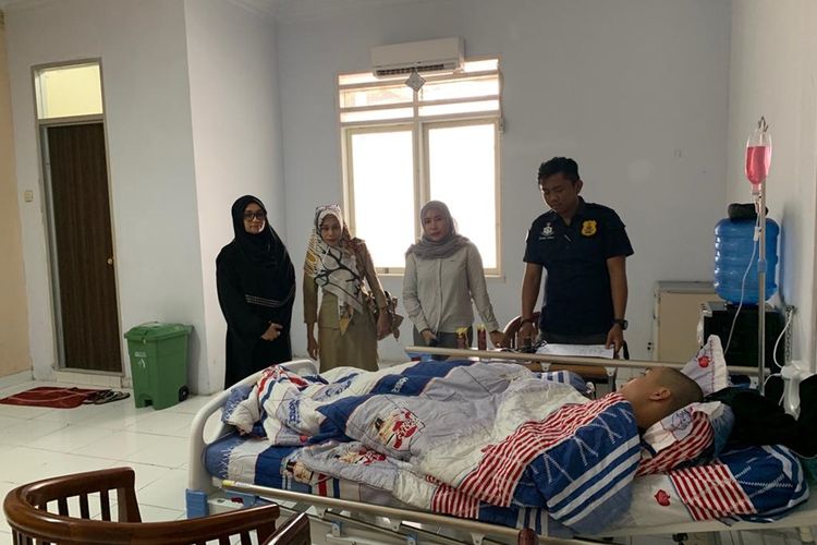M Akbar (16) siswa SMA Terpadu Wirabakti masih menjalani perawatan di Rumah Sakit Aloei Saboe setelah diduga mendapat kekerasan dari alumni, pembina dan seniornya.