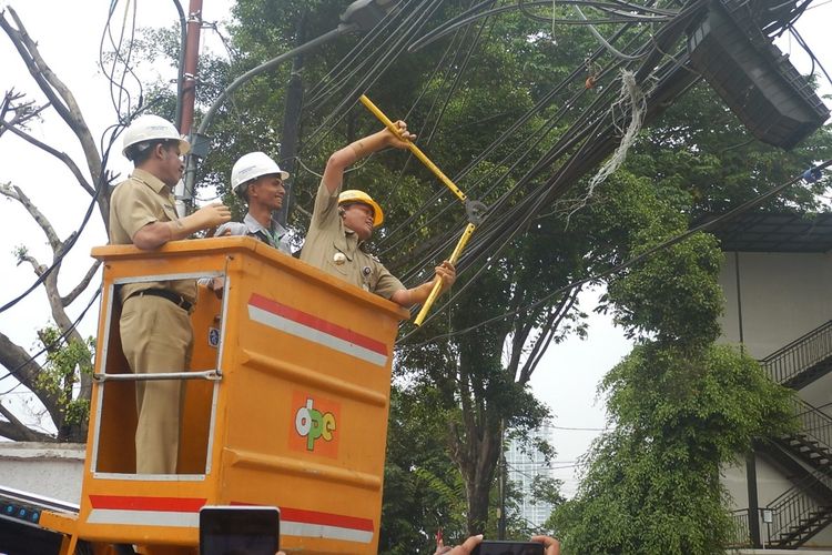Pemkot Jakarta Selatan melakukan pemotongan kabel utilitas yang semrawut di kawasan Mampang Prapatan, Jakarta Selatan, Senin (2/9/2019)