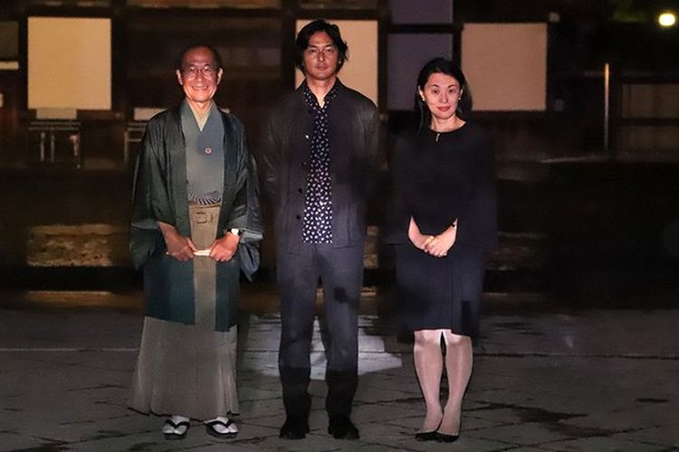 Walikota Kyoto, Daisaku Kadokawa, Ryotaro Muramatsu, dan Senko Ikenobo yang menghadiri upacara