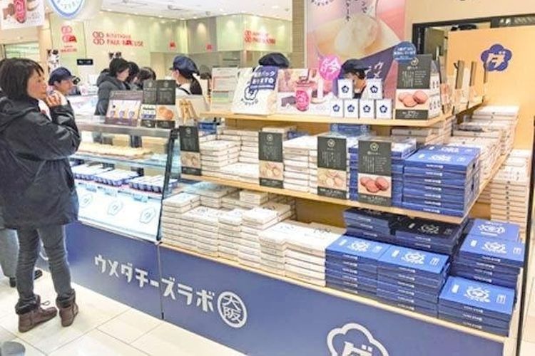 Umeda Cheese Lab juga menjual kue tar keju dibungkus kulit pai (324 yen per potong), penganan kaju, dan berbagai minuman.