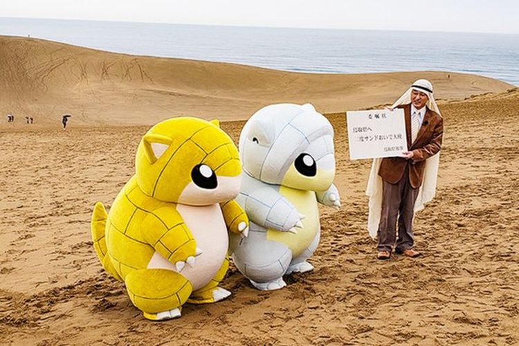 Sandshrew dan Alolan Sandshrew yang menjadi menjadi Duta Besar Prefektur Tottori pada bulan Desember 2018.
