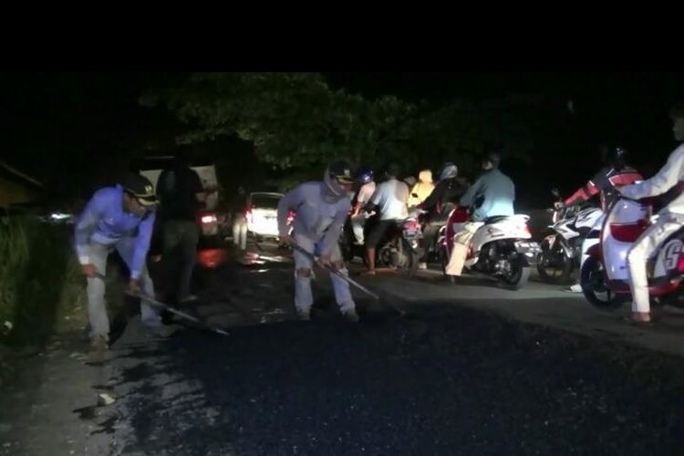 Sejumlah pekerja tengah memperbaiki jalur alternatif mudik roda dua di Jalan Palumbonsari - Krasak, Kamis (16/5/2019) malam.

