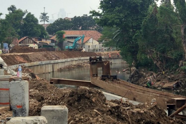 Pekerjaan Normalisasi Kali Ciliwung Paket 1 yang membentang dari Pintu Air Manggarai sampai Jembatan Kampung Melayu di Jalan Abdulah Syafei dengan panjang sekitar 4,6 kilometer. Gambar diambil Selasa (5/9/2017).