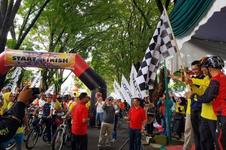 Sebanyak 8000 peserta menempuh jarak panjang sejauh 20 kilometer, menyemarakkan salah satu program unggulan Kemenpora dibawah payung Ayo Olahraga yang tahun ini berlangsung di 70 titik Kabupaten/Kota seluruh Indonesia.