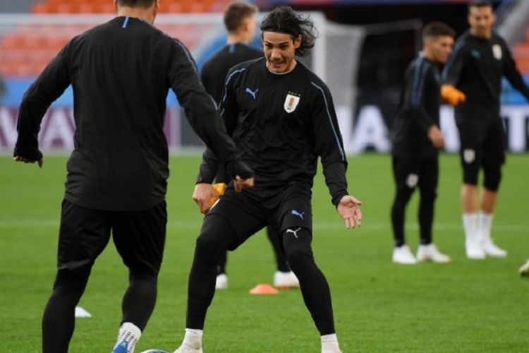 Edinson Cavani tampak berlatih bersama timnas Uruguay di Stadion Central jelang laga versus Mesir, 14 Juni 2018. 