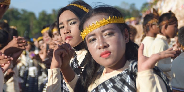 Festival Budaya Tua Buton mencapai puncaknya. Sekitar 10 ribu penari dari tingkat pelajar se Kabupaten Buton Sulawesi Tenggara,  menarikan berbagai tarian kolosal adat Buton, di alun-alun Takawa, Jumat (25/8/2017).