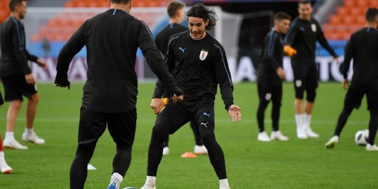 Edinson Cavani tampak berlatih bersama timnas Uruguay di Stadion Central jelang laga versus Mesir, 14 Juni 2018. 