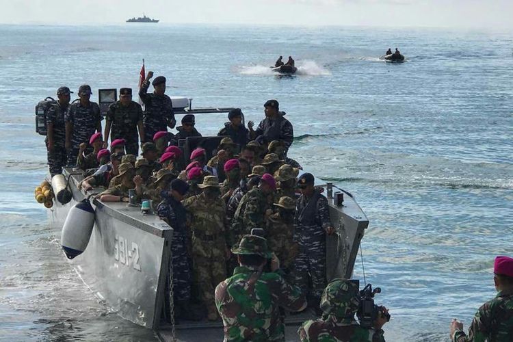 Sekitar 23 gubernur se-Indonesia mengikuti latihan militer dan mencicipi kehidupan tata cara militer dalam rangkaian acara pembaretan dan operasi latihan Pasukan Pemukul Reaksi Cepat (PPRC) TNI Tahun 2017 di Pantai Teluk Buton Tanjung Datuk Natuna, Kepulauan Riau, 18-19 Mei 2017.