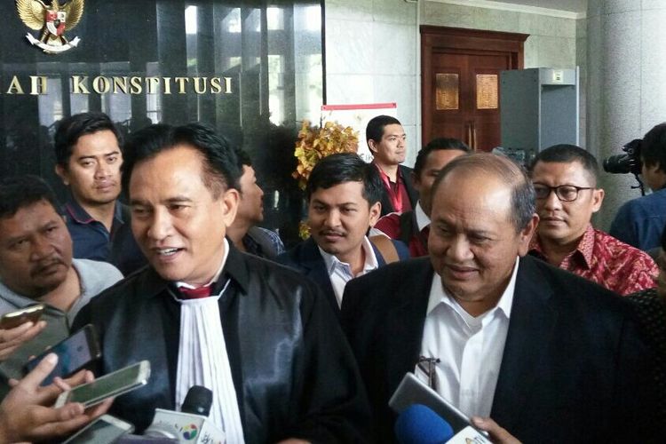 Ahli Hukum Tata Negara, Yusril Ihza Mahendra dan Mantan anggota DPR dari PDI-P, Izedrik Emir Moeis saat ditemui  di Mahkamah Konstitusi, Jakarta, Kamis (14/9/2017).