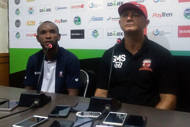 Pelatih Madura United Gomes de Oliviera (kanan) dan Zah Rahan, selepas laga kontra Persela Lamongan.