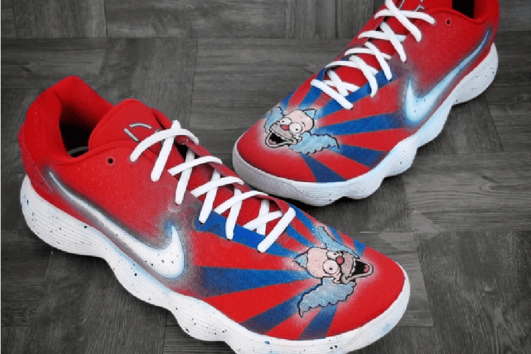 Sepatu custom milik center Clippers Montrezl Harrell dengan gambar karakter Simpsons pada Nike Hyperdunks.



