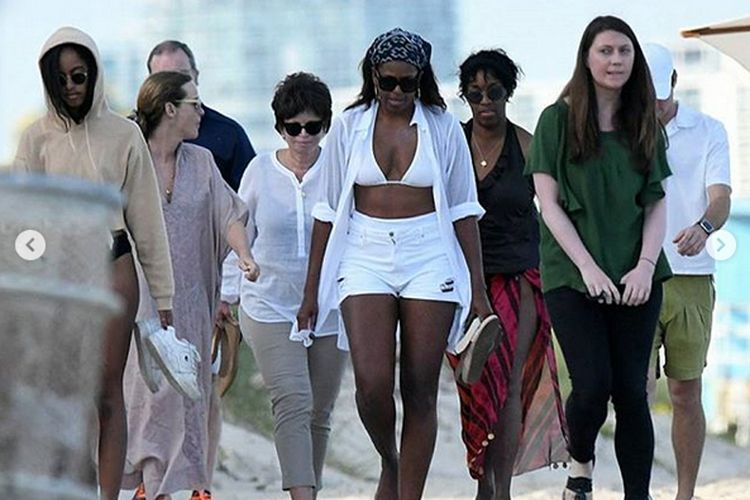Dengan mengenakan bikini putih dipadu celana pendek cut-off senada, Sang Mantan Ibu Negara pertama kali tertangkap kamera pada hari Sabtu waktu setempat, di sebuah pantai di Miami, Florida.