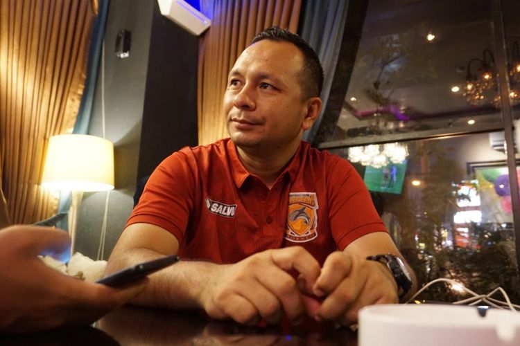 Pelatih interim Borneo FC, Ricky Nelson, menjalani wawancara dengan Kompas.com dan JUARA di Hotel Amaroossa, Bekasi, Sabtu (15/7/2017).