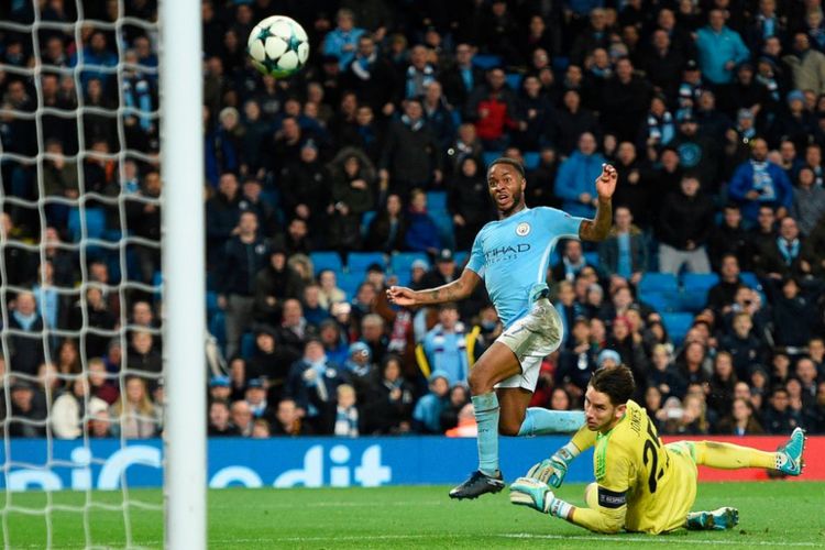 Raheem Sterling mencetak gol ke gawang Brad Jones pada pertandingan Liga Champions antara Manchester City dan Feyenoord di Stadion Etihad, Selasa (21/11/2017).