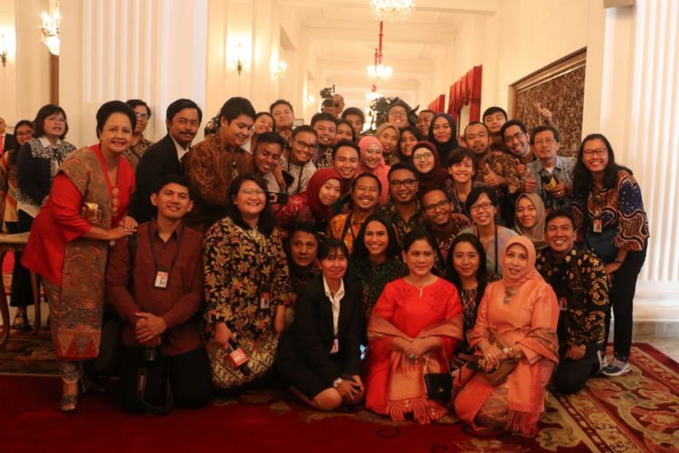 Ibu Negara Iriana Jokowi saat berfoto bersama para wartawan di Istana Negara, Jakarta, Kamis (22/11/2018).