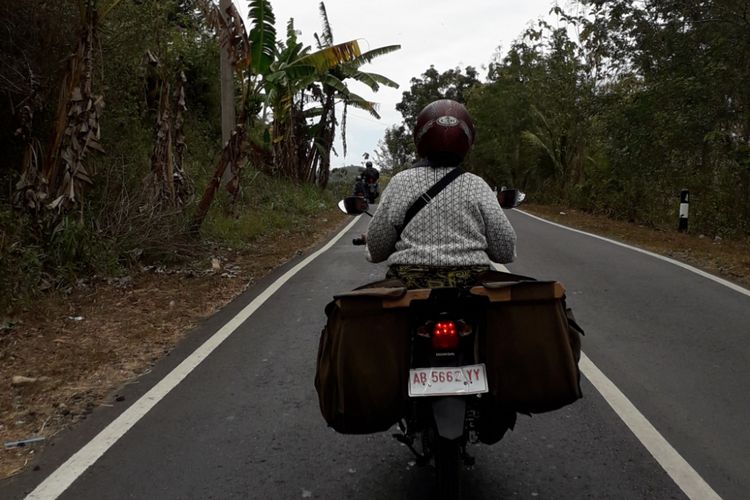 Salah satu pengendara sepeda motor di wilayah Yogyakarta yang menggunakan pelat sementara berwarna putih. Foto diambil pada Kamis (23/8/2018).