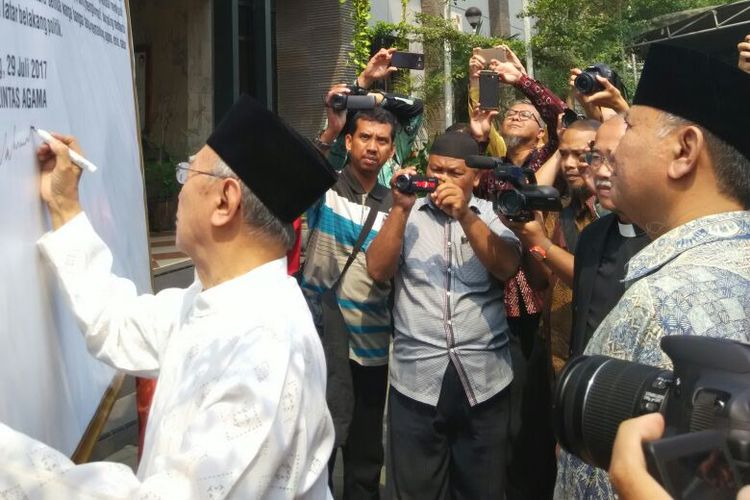 Pengasuh Pondok Pesantren Tebuireng Salahudin Wahid atau Gus Sholah dan Ketua KPK Agus Rahardjo di Pondok Pesantren Tebuireng, Jombang, Jawa Timur, Sabtu (29/7/2017).