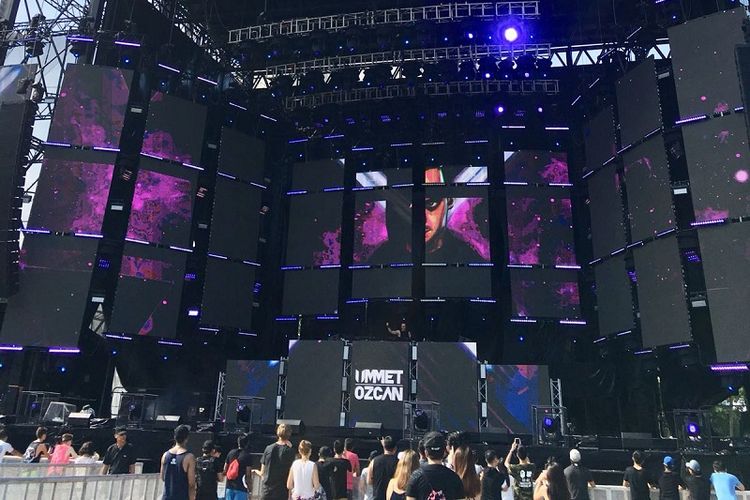DJ Belanda berdarah Turki Ummet Ozcan menampilkan musiknya di festival musik Ultra Singapore 2018, Sabtu (16/6/2018). Ozcan terkenal di Indonesia dengan remixnya Om Telolet Om.