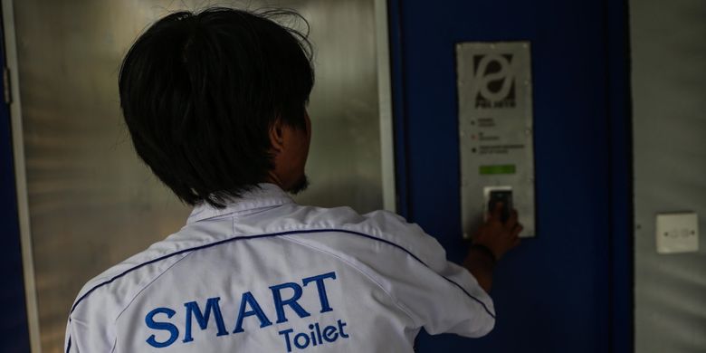 Petugas menunjukkan sistem tapping untuk menggunakan smart toilet di Halte Balai Kota, Jakarta Pusat, Selasa (10/10/2017). Saat ini, baru ada dua smart toilet yang dipasang di halte transjakarta, yakni Halte Monas dan Halte Balai Kota serta kehadiran fasilitas smart toilet ini untuk meningkatkan kenyamanan pelanggan Transjakarta. 