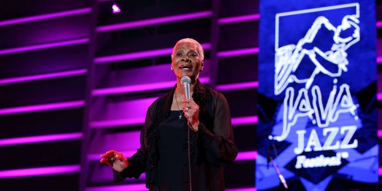 Musisi Dionne Warwick tampil saat Java Jazz Festival 2018 hari pertama di JIExpo Kemayoran, Jakarta Pusat, Jumat (2/3/2018) malam. Sejumlah penyanyi seperti Tesla Manaf, Dira Sugandi, Kunto Aji, dan Lee Ritenour tampil menghibur penonton pada hari pertama Java Jazz Festival 2018.