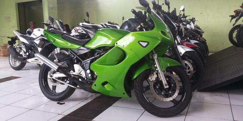 Salah satu Kawasaki Ninja RR yang dijual di salah satu diler motor bekas di Pasar Rebo, Jakarta Timur.