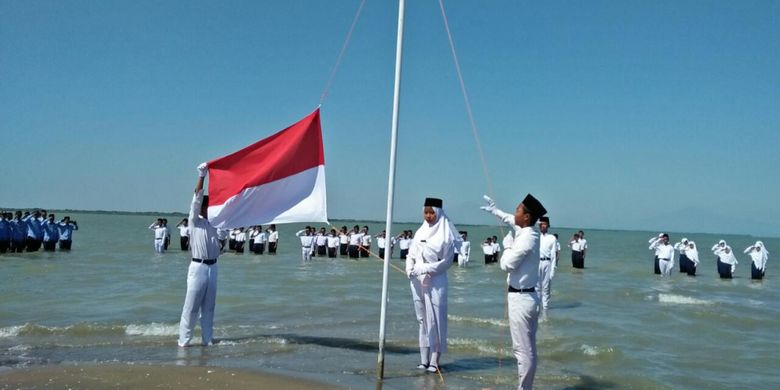 Petugas pengibar bendera menaikan sang merah putih,  dalam upacara peringatan HUT Kemerdekaan RI ke 73 di Pantai Onggojoyo,  Kecamatan Wedung,  Kabupaten Demak,  Jateng,  Jumat (17/8/2018)