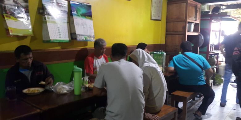 Para penikmat kuliner menyantap Tahu Kupat Pak Gombloh di Solo, Jawa Tengah.