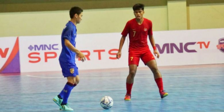 Pemain Timnas Futsal Indonesia , Syauqi Saud saat menjaga pemain Thailand