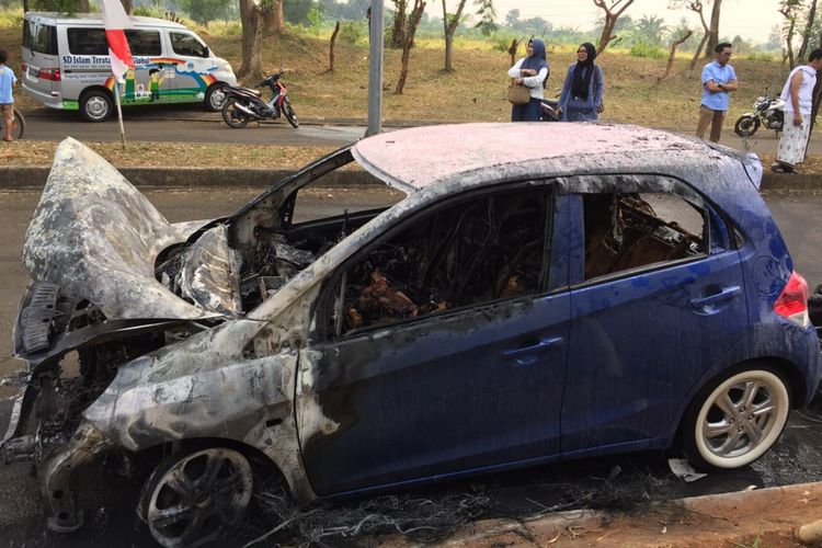 Honda Brio kebakaran di Grand Wisata