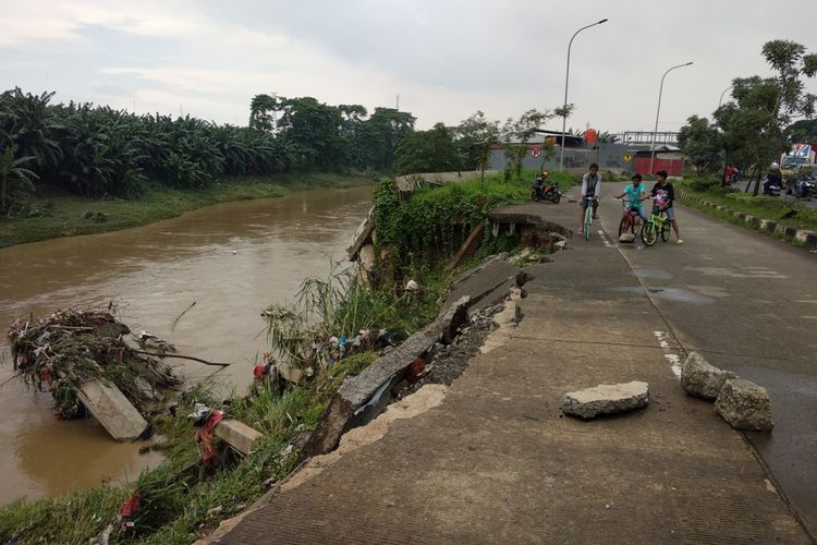 Kondisi turap jalan Baru Cipendawa, Bekasi, Jawa Barat, Rabu (7/2/2018).